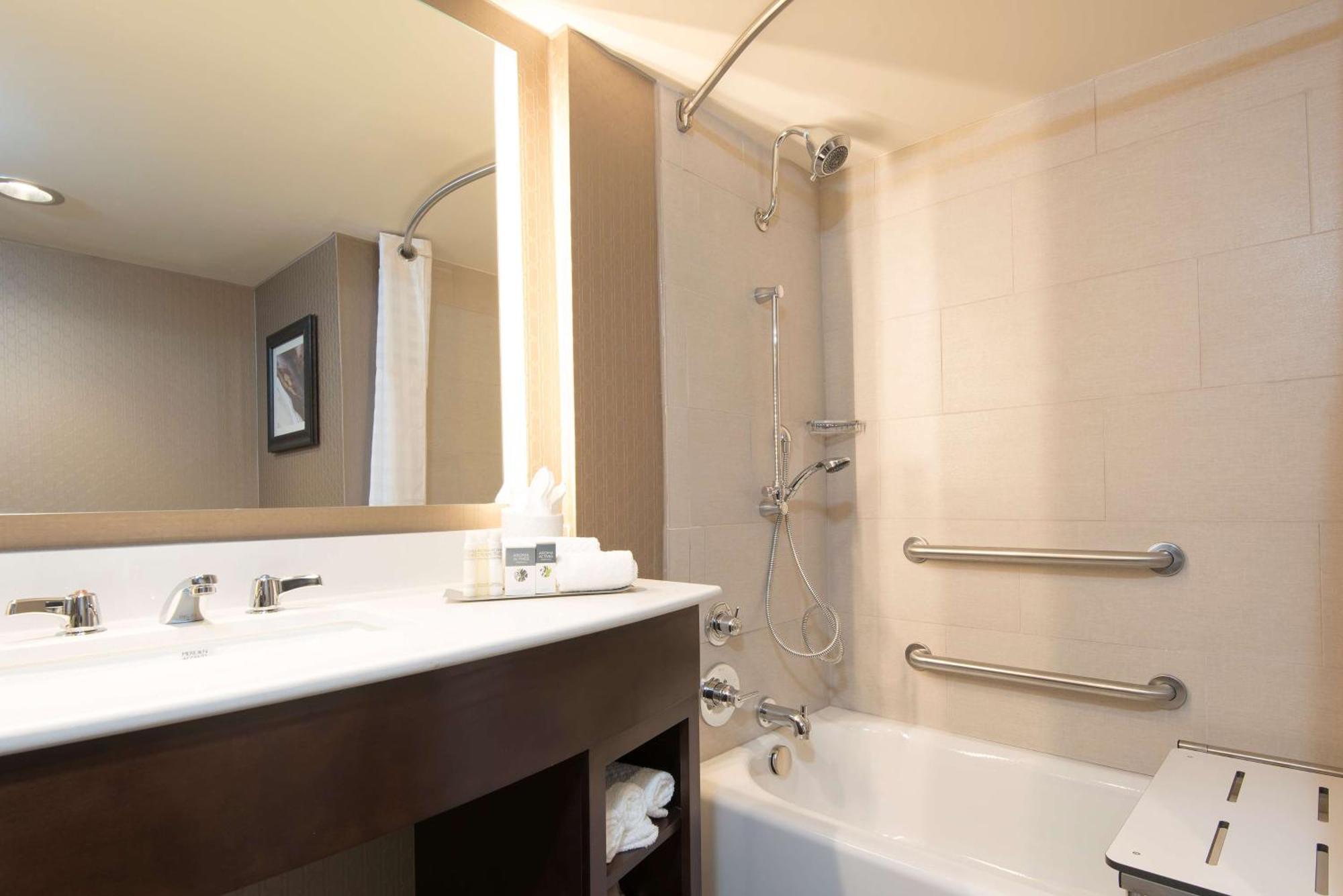 Hotel Doubletree By Hilton Schenectady Esterno foto
